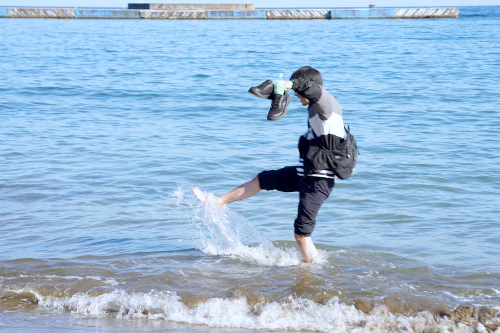 海に入ってはしゃぐ人